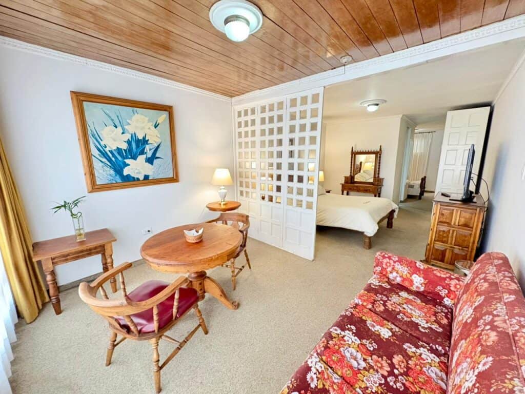 Suite Colonial con decoración artesanal